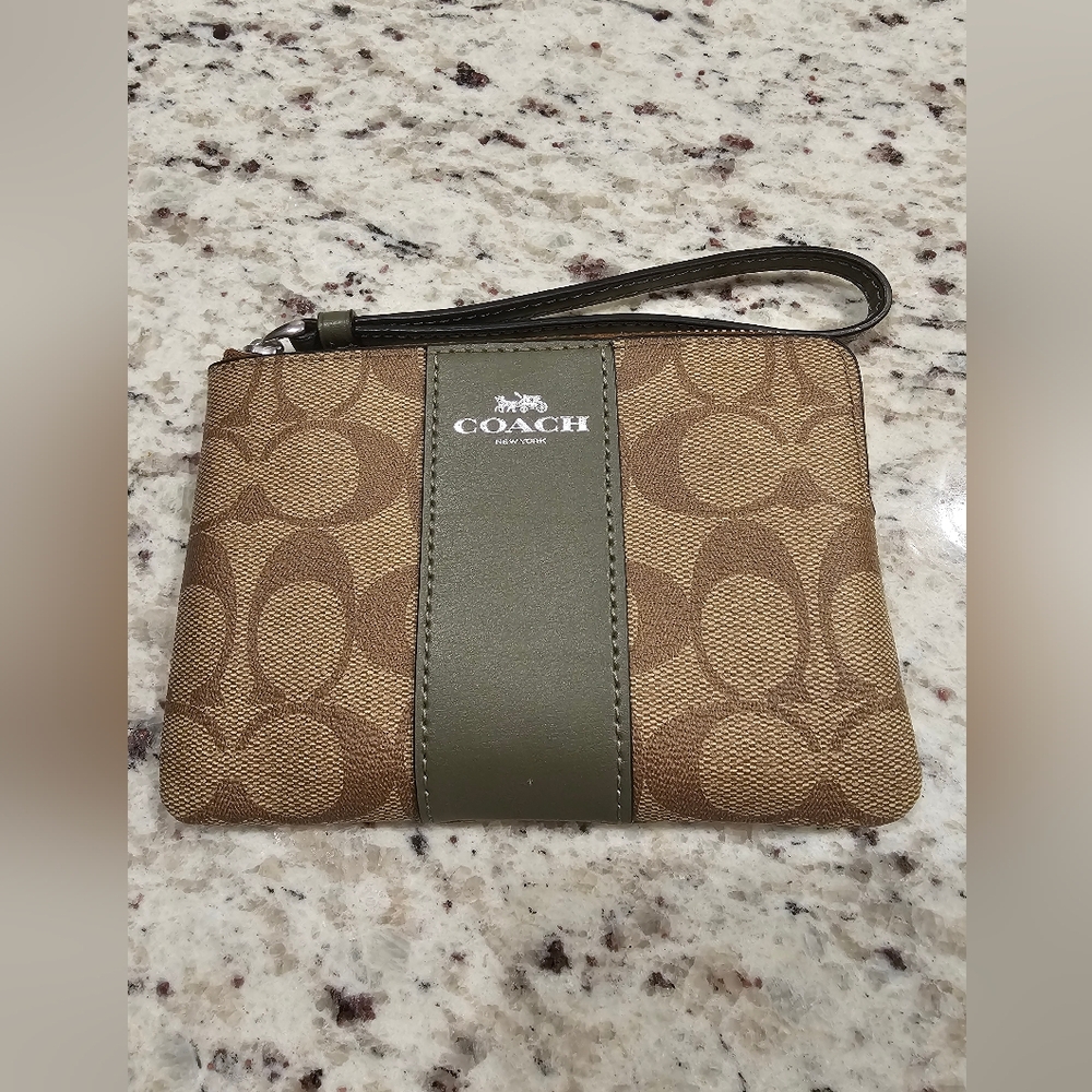 NWOT COACH CORNER ZIP WRISTLET
